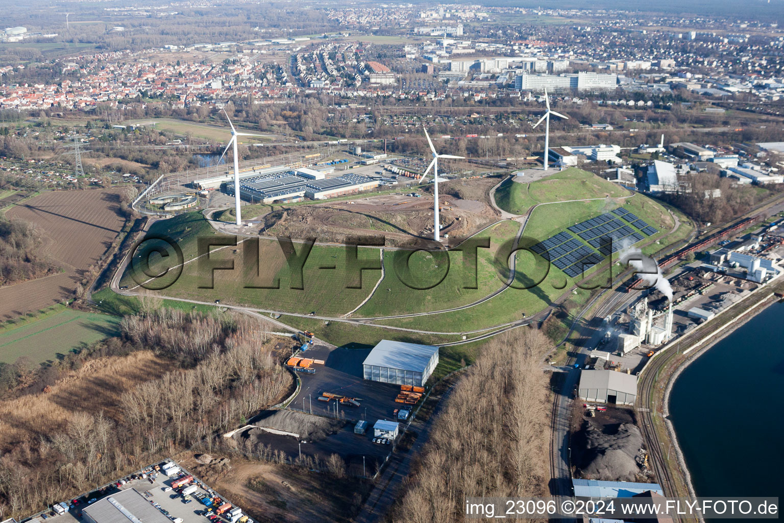 Photographie aérienne de WKA à la poubelle à le quartier Rheinhafen in Karlsruhe dans le département Bade-Wurtemberg, Allemagne