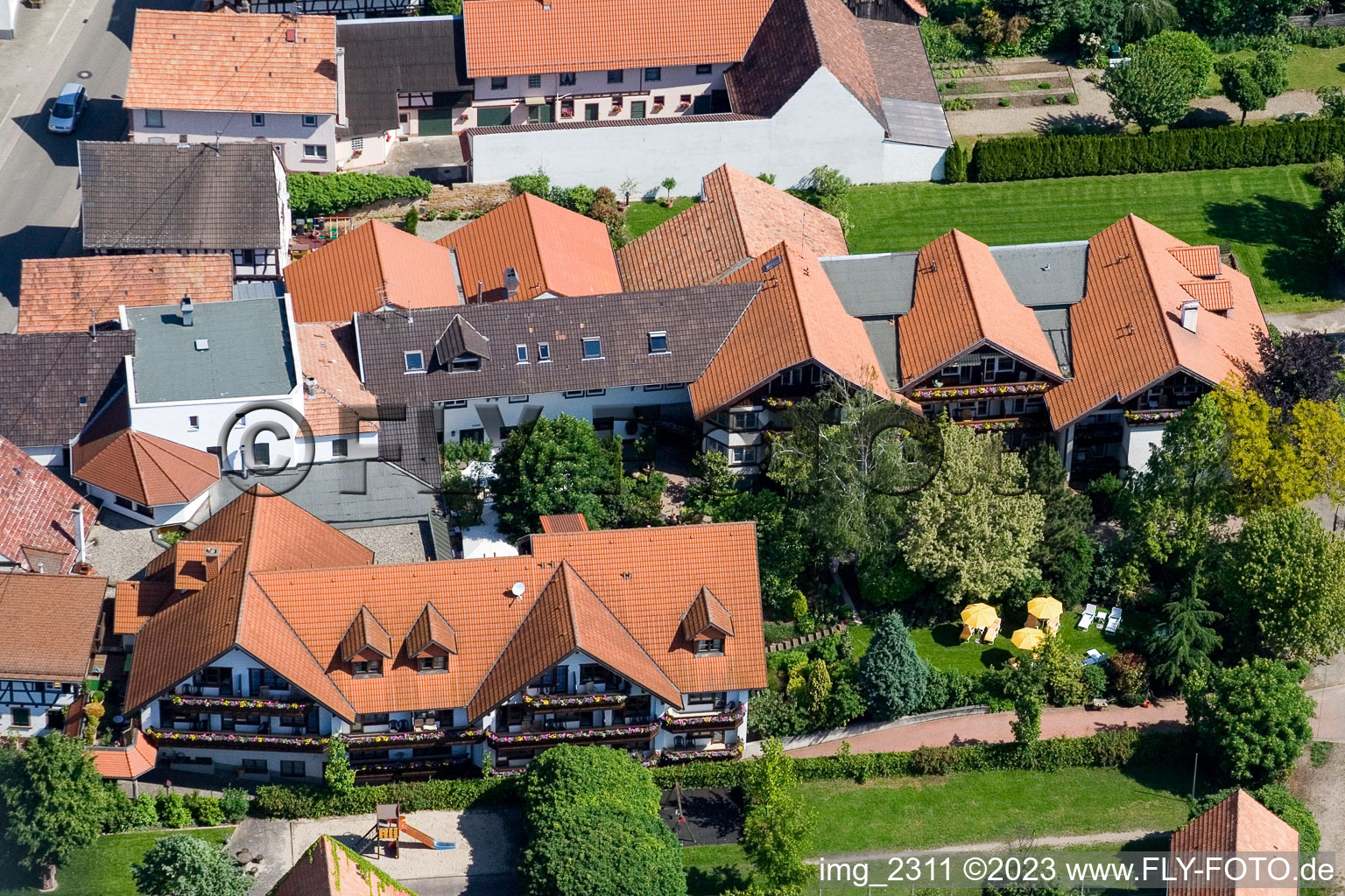 Hôtel zur Krone à le quartier Hayna in Herxheim bei Landau dans le département Rhénanie-Palatinat, Allemagne d'en haut