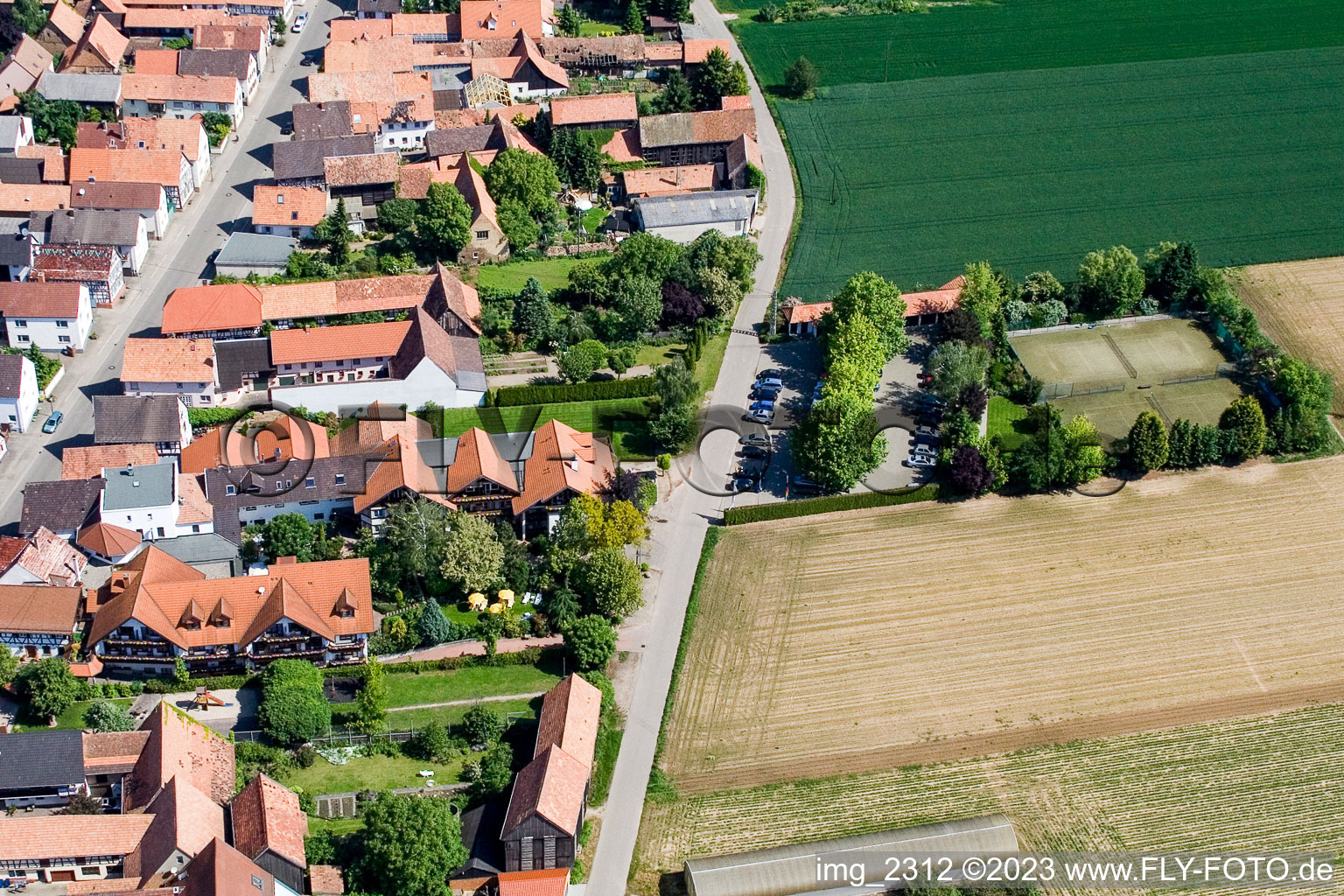 Hôtel zur Krone à le quartier Hayna in Herxheim bei Landau dans le département Rhénanie-Palatinat, Allemagne hors des airs