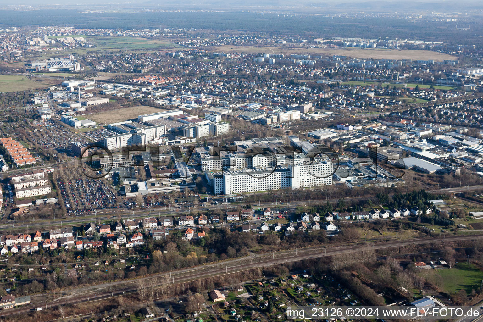 Quartier Knielingen in Karlsruhe dans le département Bade-Wurtemberg, Allemagne du point de vue du drone