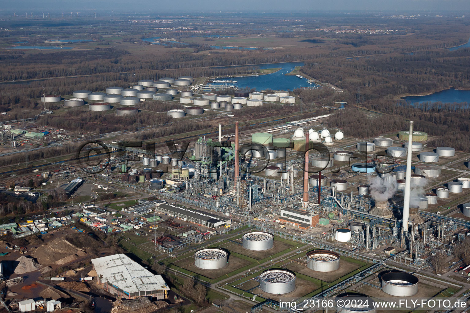 Quartier Knielingen in Karlsruhe dans le département Bade-Wurtemberg, Allemagne du point de vue du drone