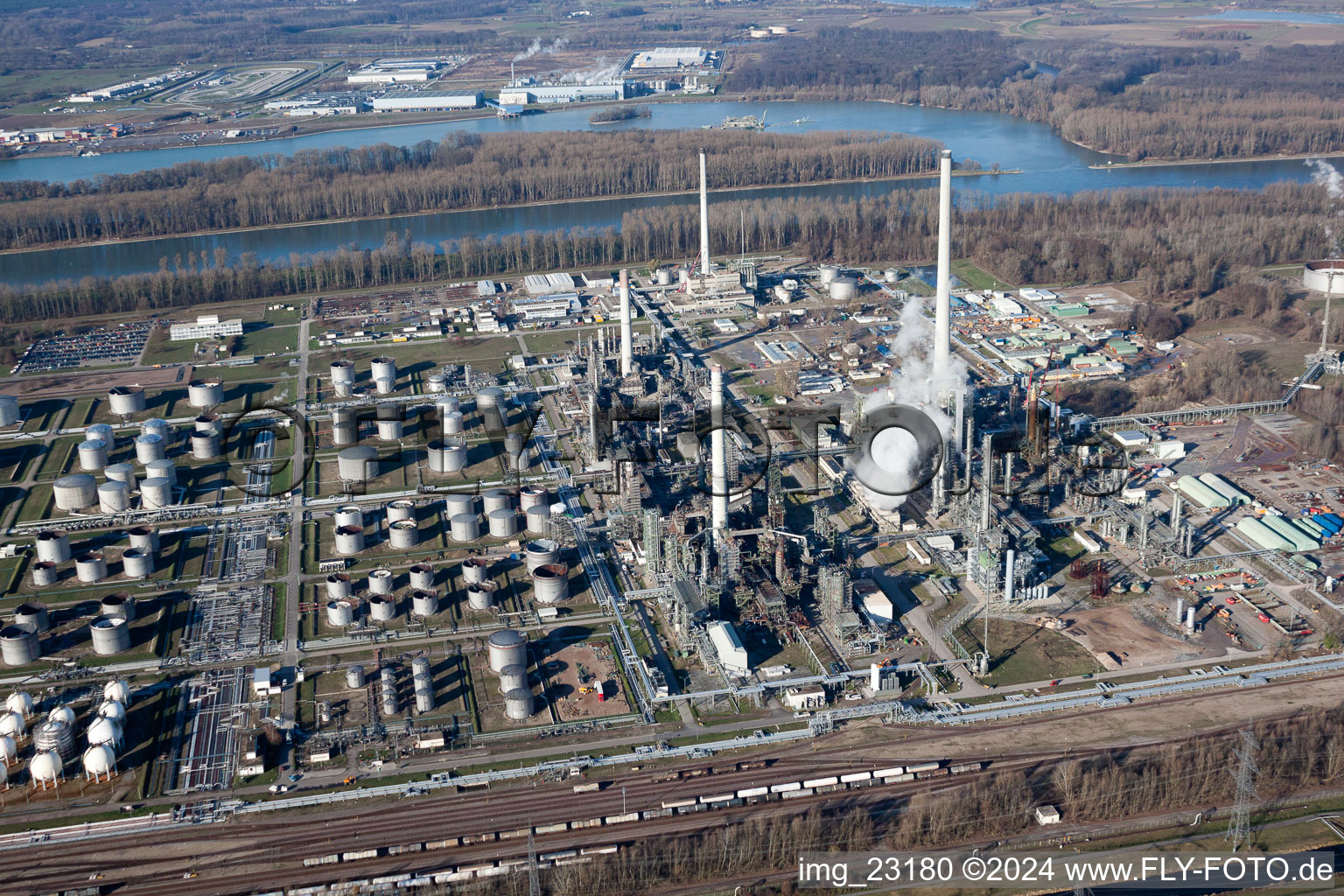 Vue d'oiseau de Quartier Knielingen in Karlsruhe dans le département Bade-Wurtemberg, Allemagne