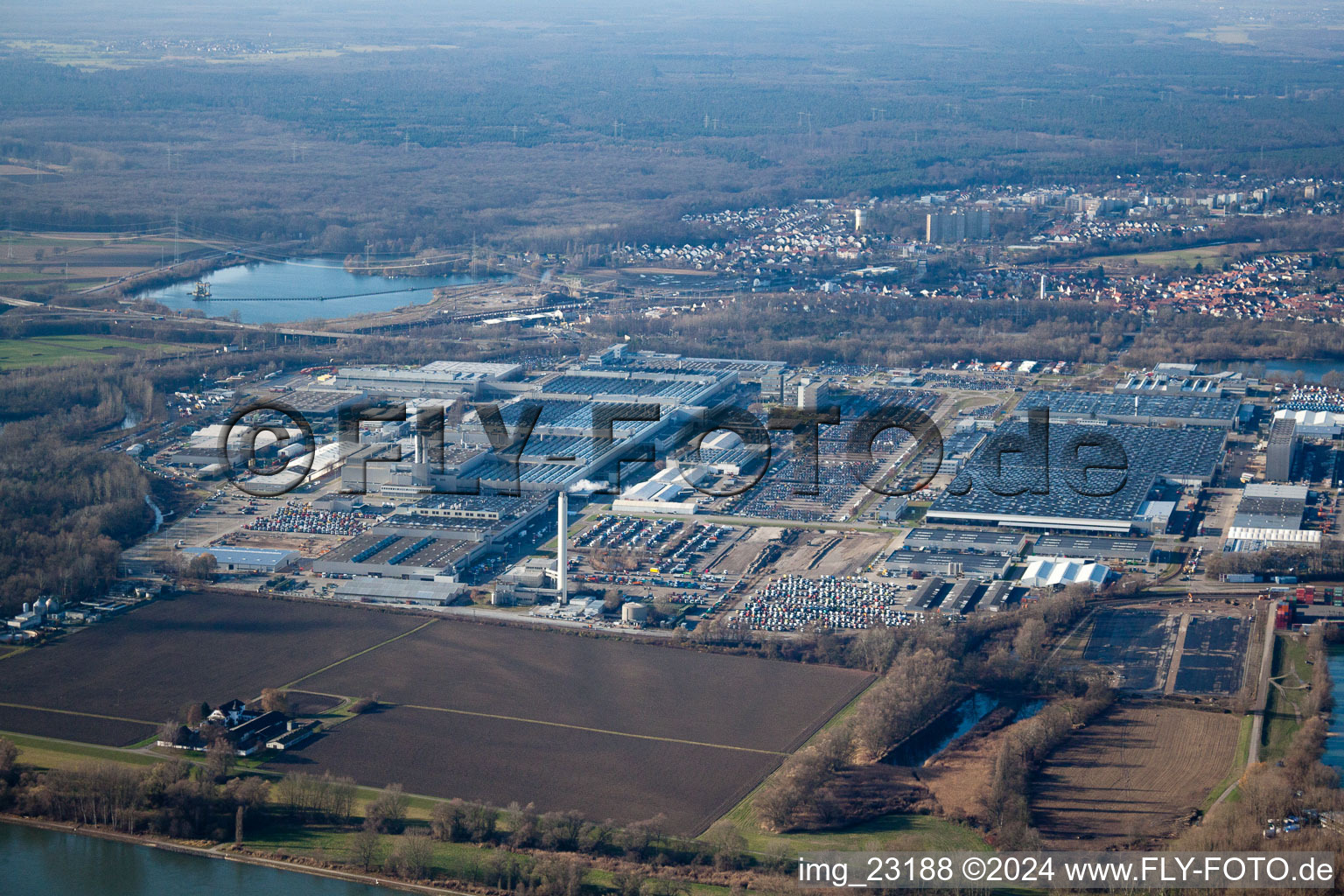 Vue aérienne de Daimler de l'Est à le quartier Maximiliansau in Wörth am Rhein dans le département Rhénanie-Palatinat, Allemagne