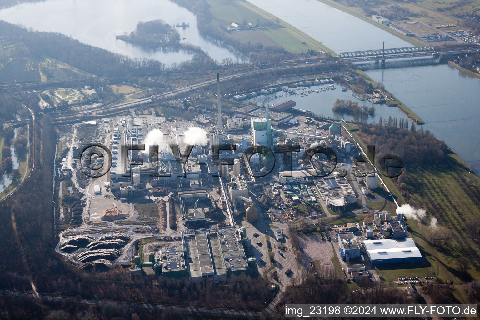 Vue aérienne de Maxau, usine de papier Stora Enso à le quartier Knielingen in Karlsruhe dans le département Bade-Wurtemberg, Allemagne