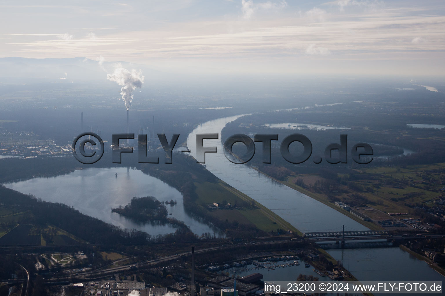 Vue aérienne de Knielinger See sur le Rhin à le quartier Knielingen in Karlsruhe dans le département Bade-Wurtemberg, Allemagne