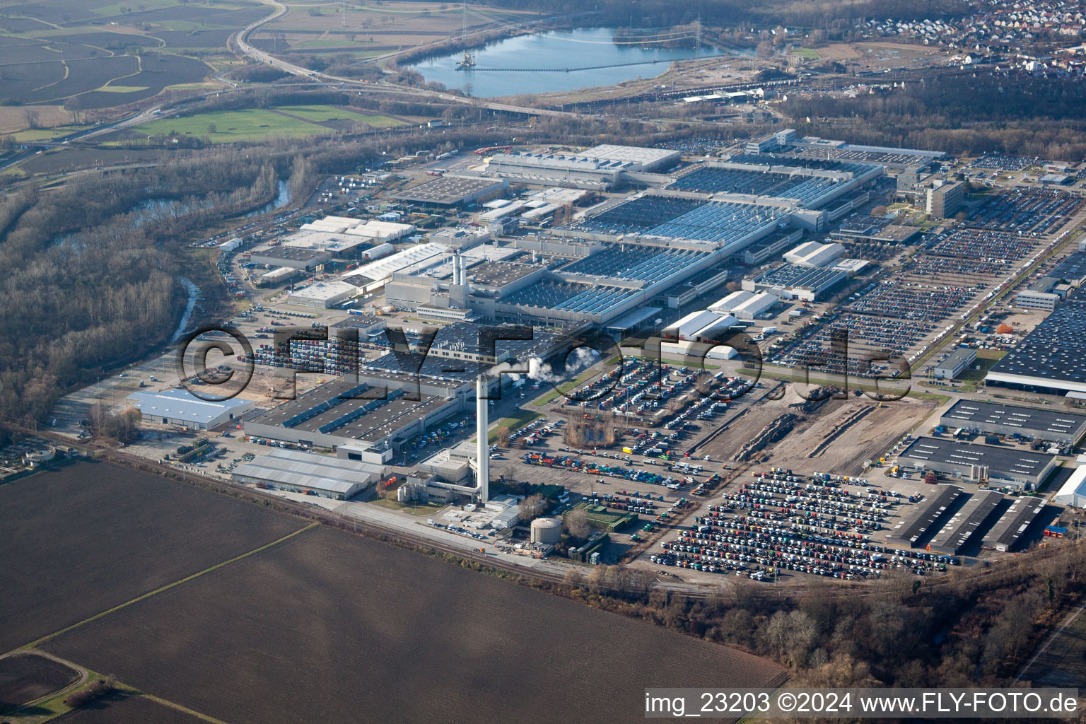 Vue aérienne de Usine de camions Daimler Benz à le quartier Maximiliansau in Wörth am Rhein dans le département Rhénanie-Palatinat, Allemagne