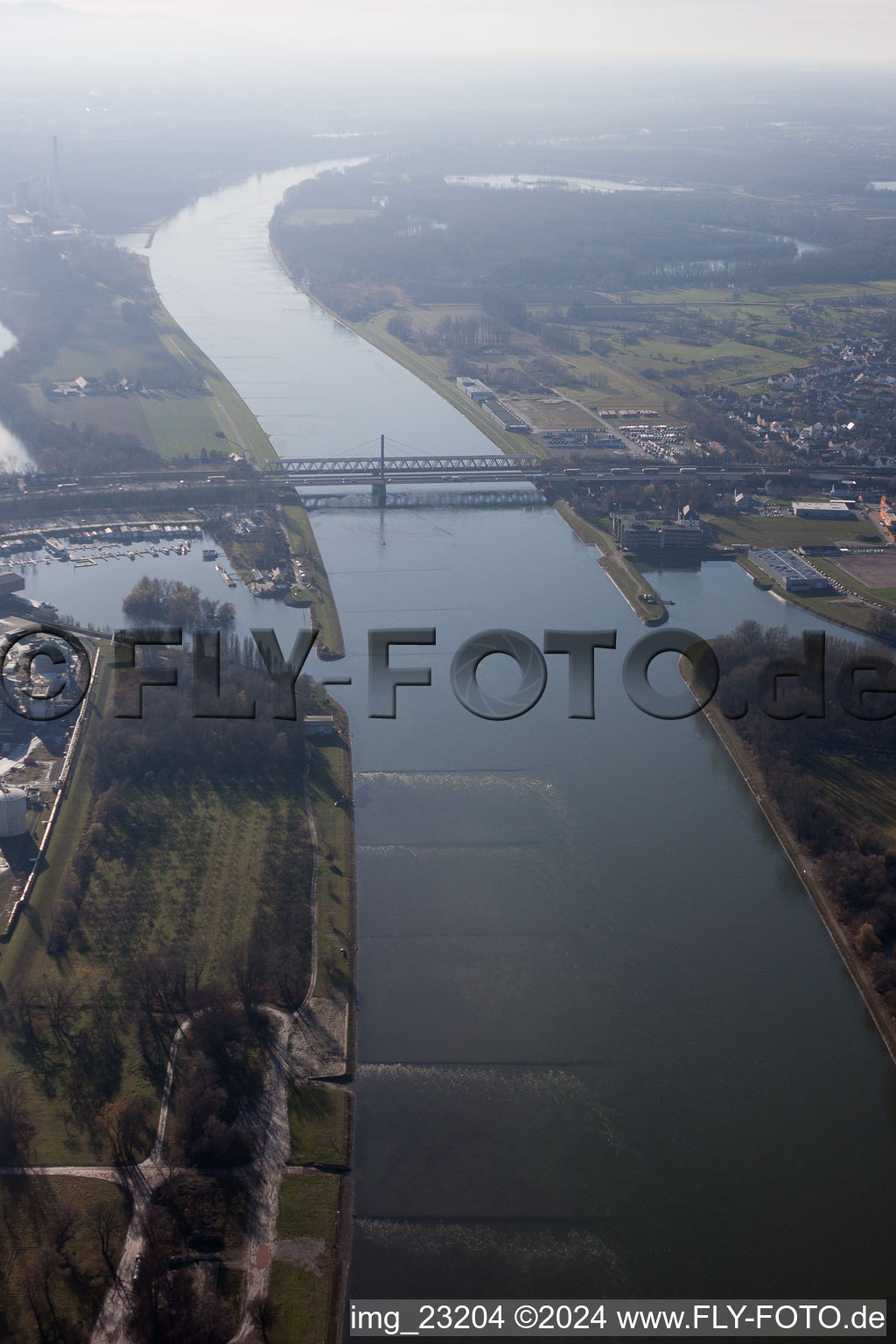 Vue aérienne de Fleuve - Ouvrages de pont sur le Rhin de Karlsruhe à Wörth am Rhein à le quartier Knielingen in Karlsruhe dans le département Bade-Wurtemberg, Allemagne