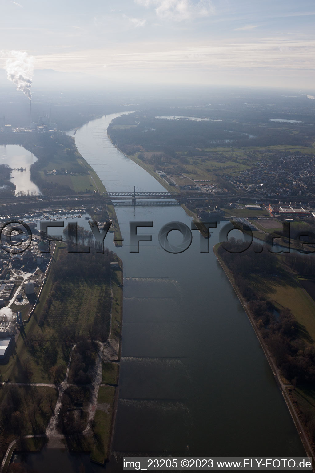 Vue aérienne de Fleuve - Ouvrages de pont sur le Rhin de Karlsruhe à Wörth am Rhein à le quartier Knielingen in Karlsruhe dans le département Bade-Wurtemberg, Allemagne