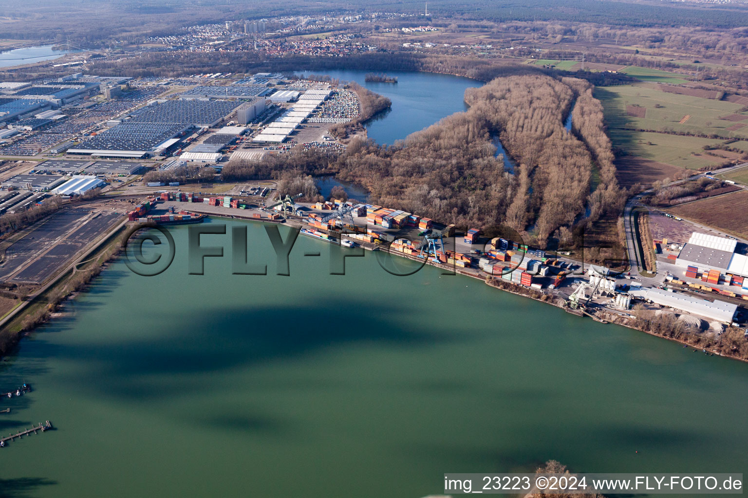 Port du Rhin à le quartier Maximiliansau in Wörth am Rhein dans le département Rhénanie-Palatinat, Allemagne hors des airs