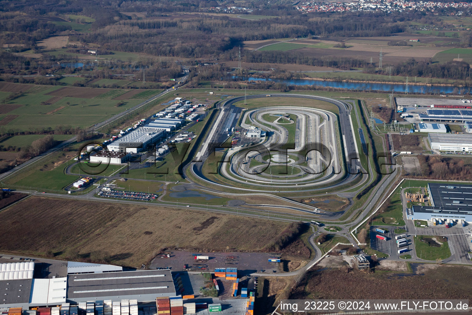 Vue aérienne de Piste d'essai des camions Daimler dans la zone industrielle d'Oberwald à le quartier Maximiliansau in Wörth am Rhein dans le département Rhénanie-Palatinat, Allemagne