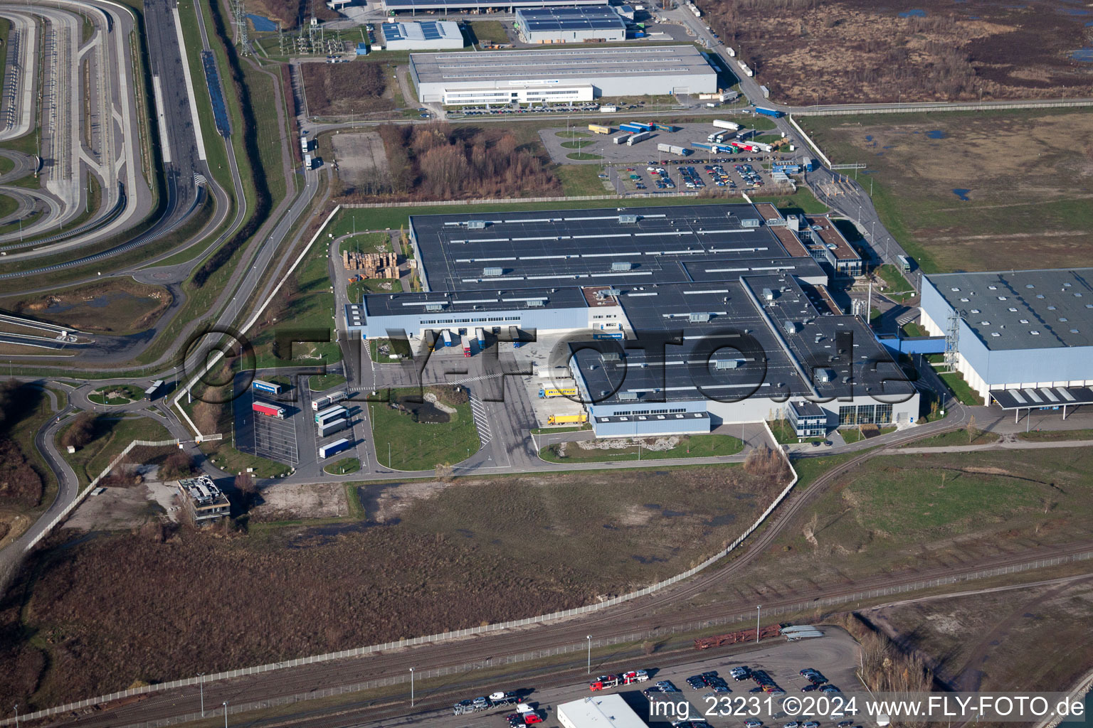 Vue aérienne de Zone industrielle d'Oberwald à le quartier Maximiliansau in Wörth am Rhein dans le département Rhénanie-Palatinat, Allemagne