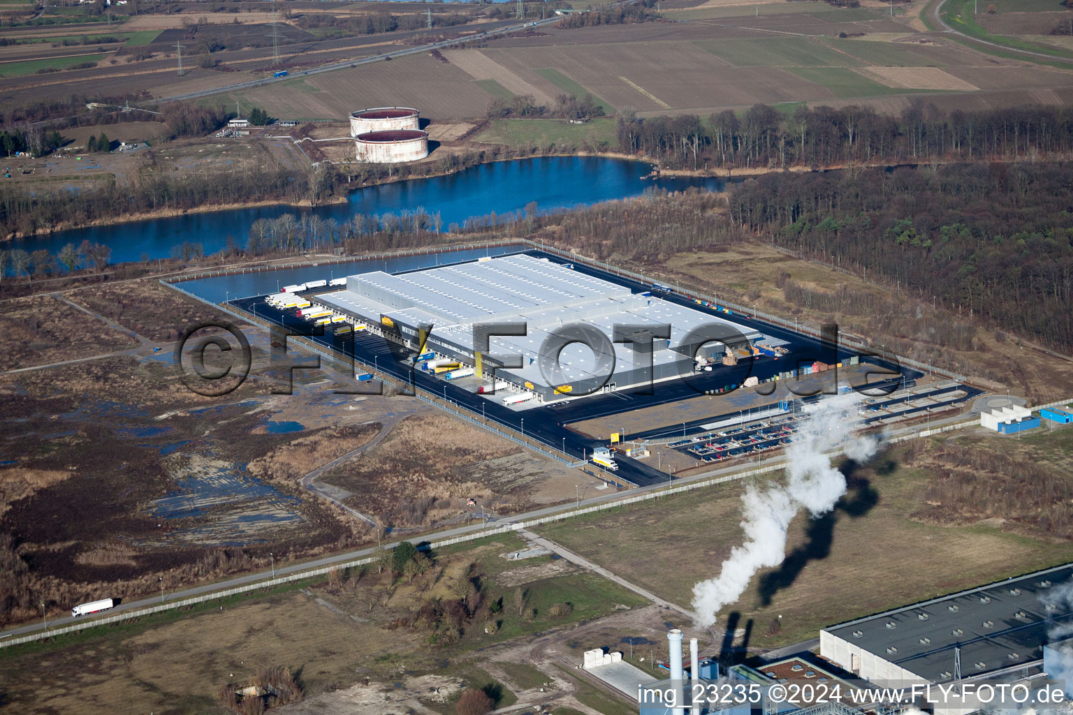 Vue aérienne de Entrepôts et bâtiments d'expédition de fret Netto Marken-Discount AG & Co. KG -Lager Wörth dans la zone industrielle de Wörth-Oberwald à Wörth am Rhein dans le département Rhénanie-Palatinat, Allemagne