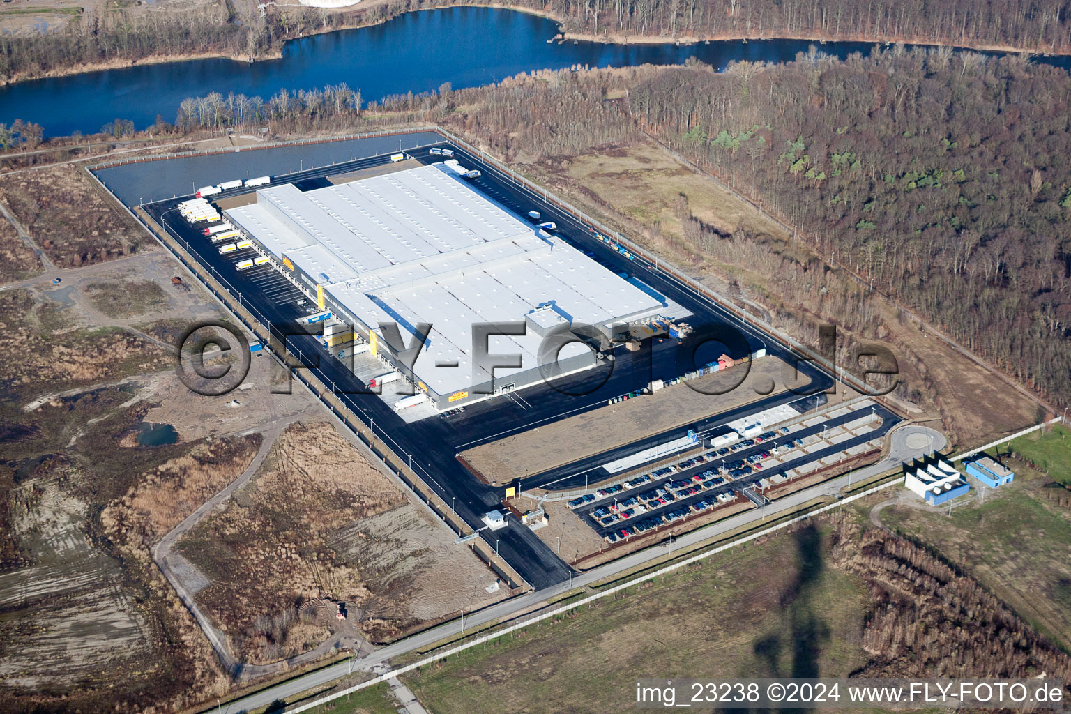 Vue aérienne de Nouveau centre logistique Netto dans la zone industrielle d'Oberwald à Wörth am Rhein dans le département Rhénanie-Palatinat, Allemagne