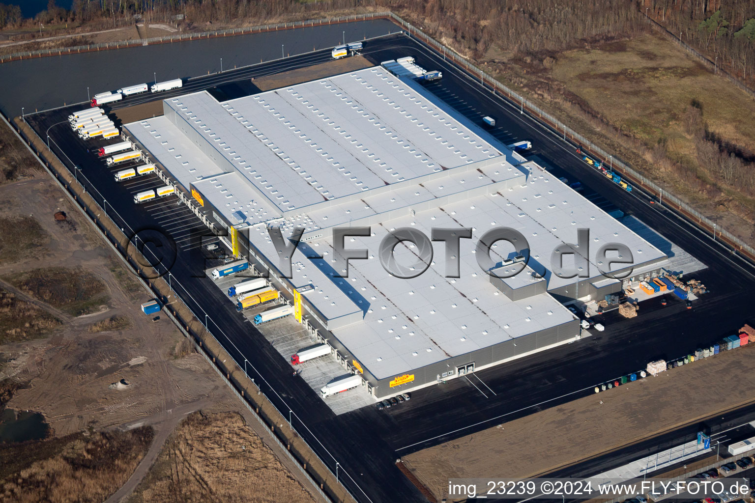 Vue aérienne de Zone industrielle et commerciale avec centre logistique Netto dans la zone industrielle d'Oberwald à Wörth am Rhein dans le département Rhénanie-Palatinat, Allemagne