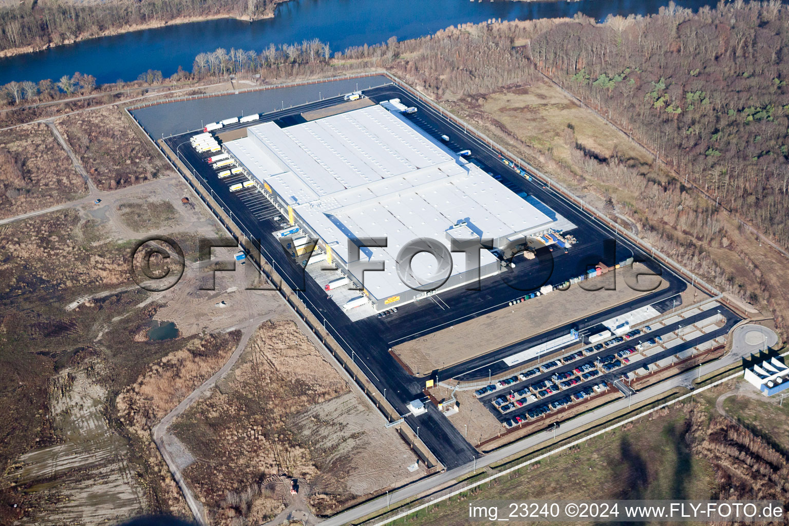 Vue aérienne de Nouveau centre logistique Netto dans la zone industrielle d'Oberwald à Wörth am Rhein dans le département Rhénanie-Palatinat, Allemagne