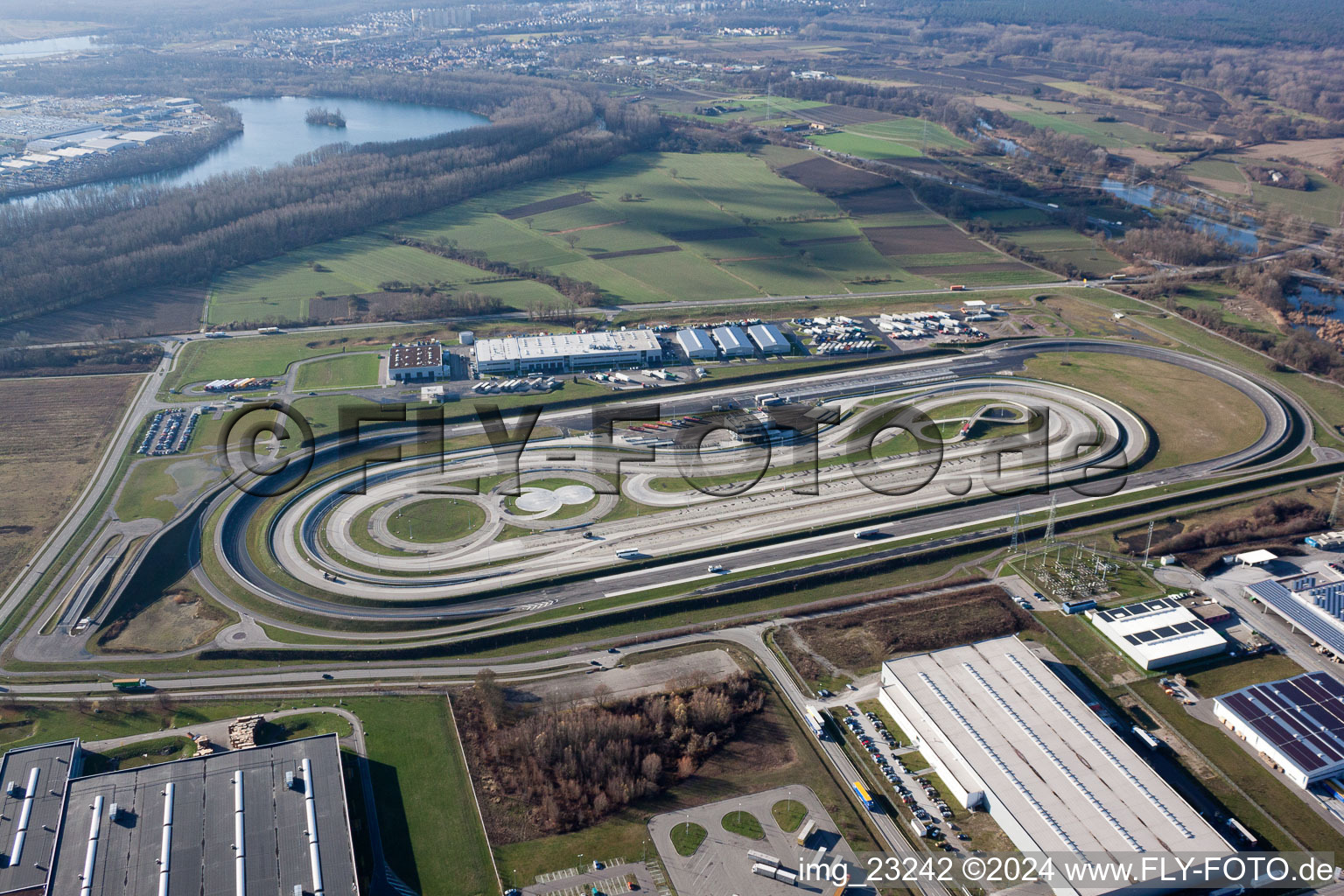 Vue aérienne de Piste d'essai des camions Daimler dans la zone industrielle de Wörth-Oberwald à Wörth am Rhein dans le département Rhénanie-Palatinat, Allemagne