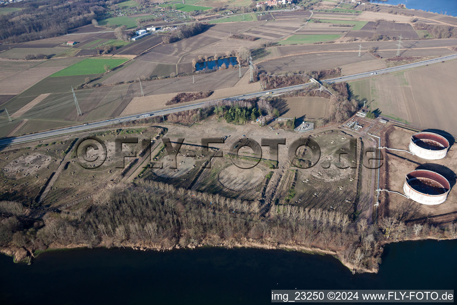 Vue aérienne de Le parc de stockage d'huile minérale de Wintershall en cours de démantèlement sur le Vieux Rhin à Jockgrim dans le département Rhénanie-Palatinat, Allemagne