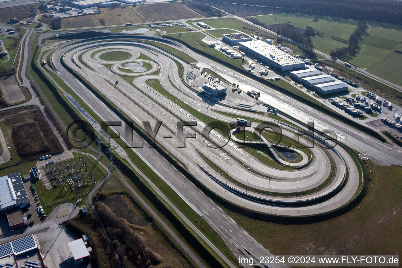 Vue aérienne de Piste d'essai des camions Daimler dans la zone industrielle d'Oberwald à Wörth am Rhein dans le département Rhénanie-Palatinat, Allemagne