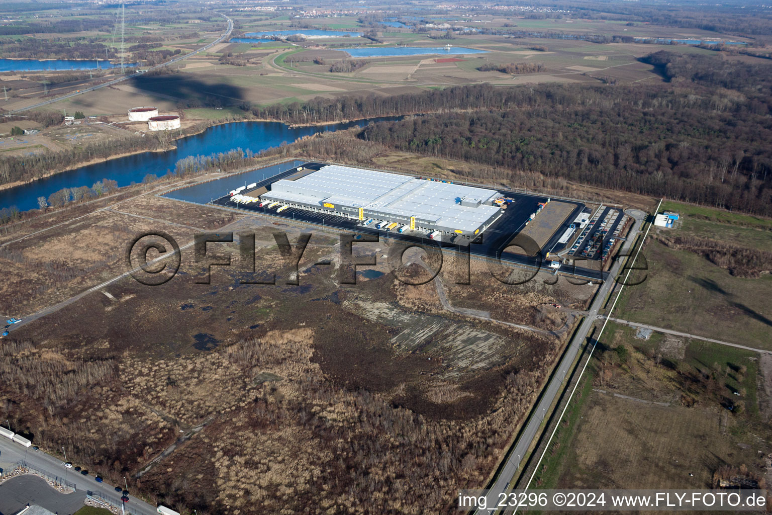 Vue oblique de Nouveau centre logistique Netto dans la zone industrielle d'Oberwald à Wörth am Rhein dans le département Rhénanie-Palatinat, Allemagne