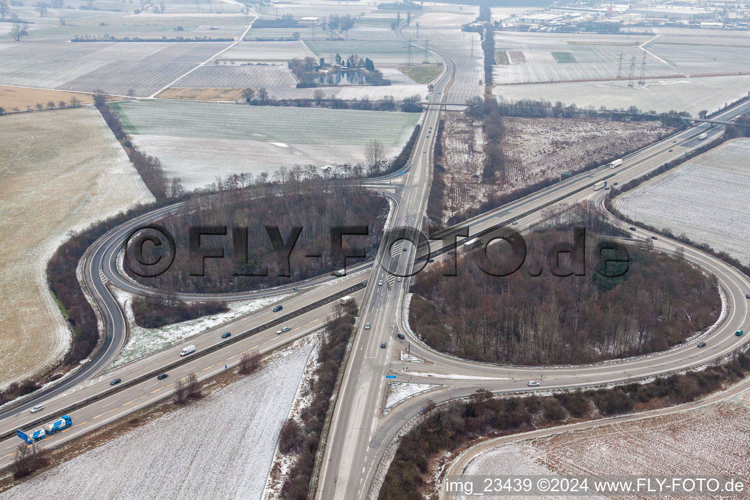 Vue aérienne de Parcours enneigé hivernal et voies le long de la sortie d'autoroute et de l'entrée du BAB A61 à Hockenheim dans le département Bade-Wurtemberg, Allemagne