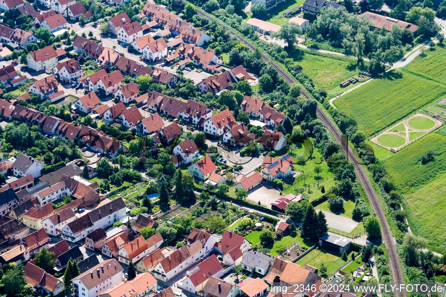 Vue aérienne de Nouveau quartier résidentiel d'un lotissement de maisons unifamiliales Kandel dans la cerisaie à Kandel dans le département Rhénanie-Palatinat, Allemagne