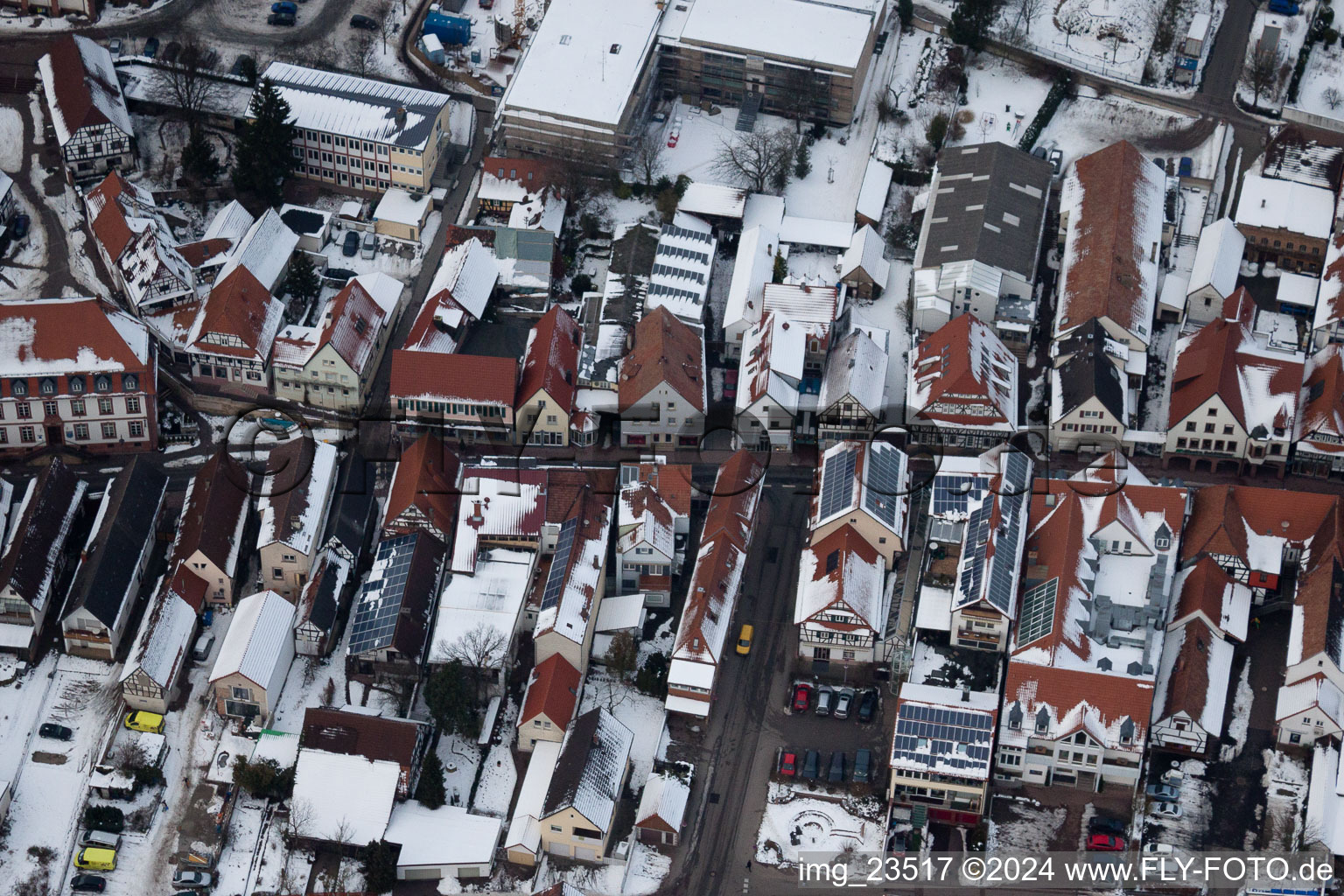 Vue d'oiseau de Rue Haupt à Kandel dans le département Rhénanie-Palatinat, Allemagne