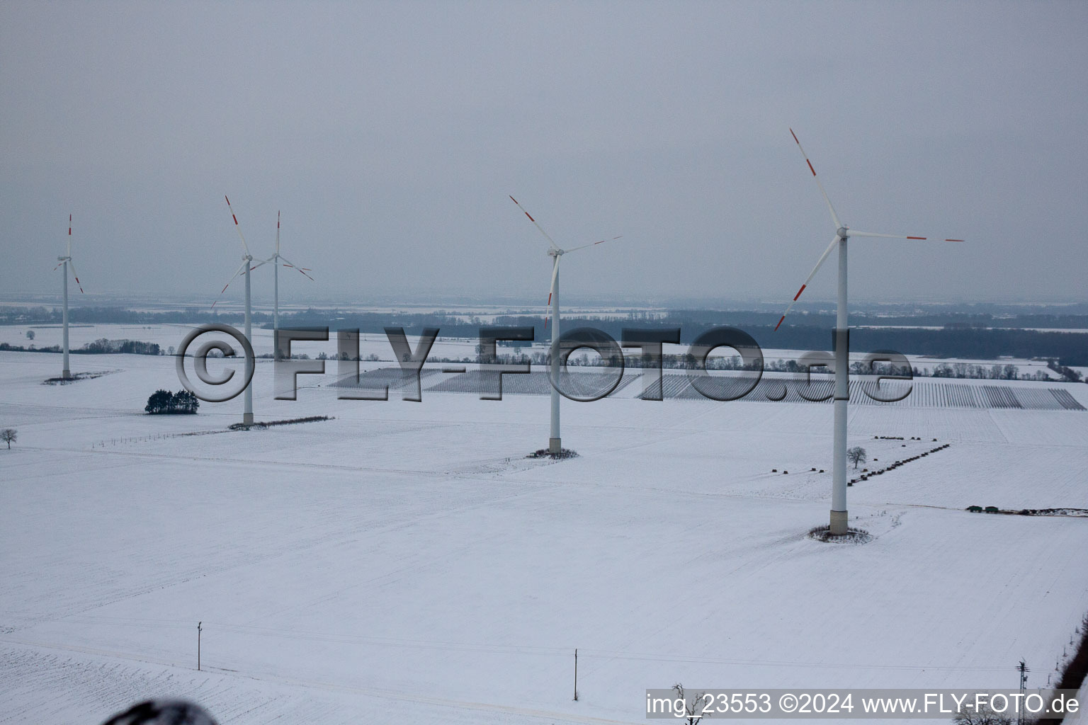 Éoliennes à Minfeld dans le département Rhénanie-Palatinat, Allemagne vue du ciel