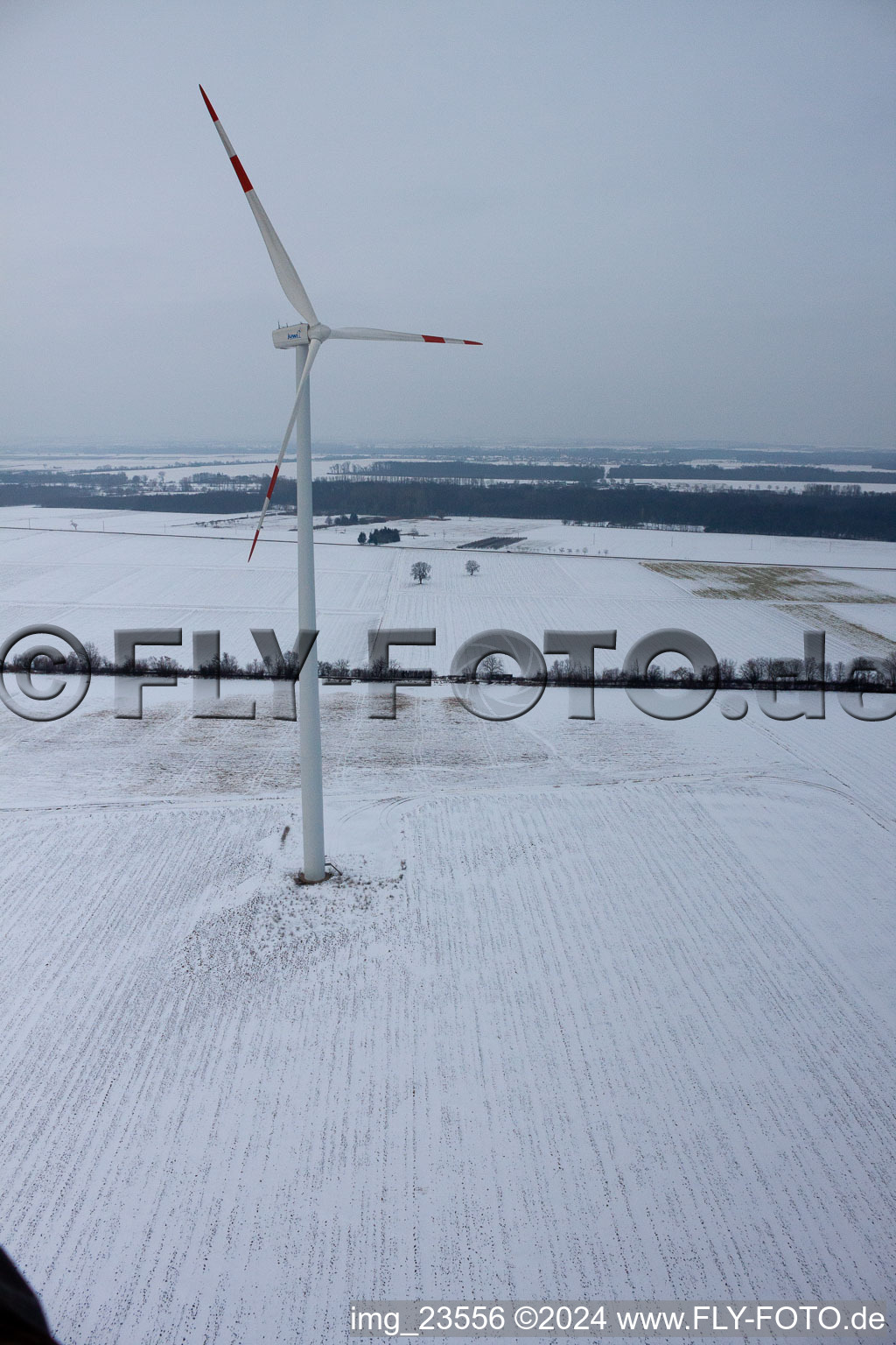 Éoliennes à Minfeld dans le département Rhénanie-Palatinat, Allemagne du point de vue du drone