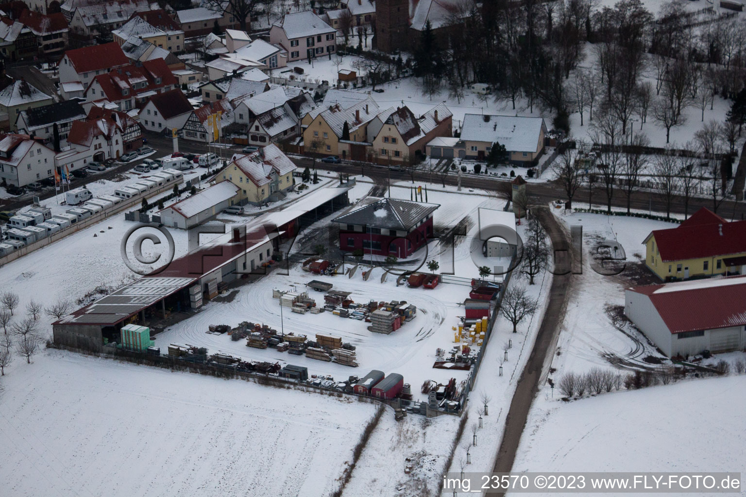 Minfeld dans le département Rhénanie-Palatinat, Allemagne vu d'un drone