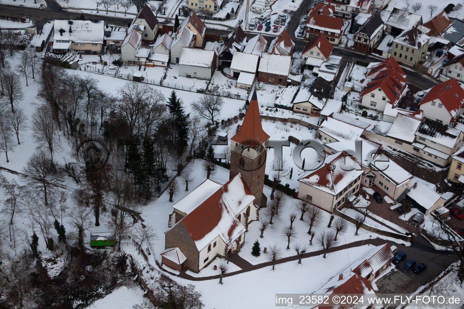 Minfeld dans le département Rhénanie-Palatinat, Allemagne du point de vue du drone