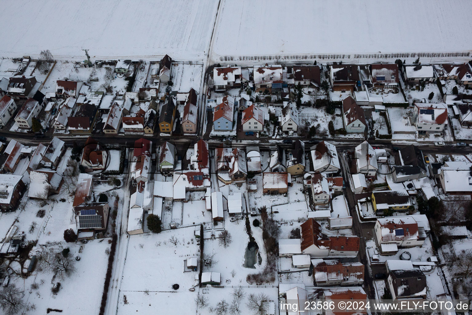 Freckenfeld dans le département Rhénanie-Palatinat, Allemagne vu d'un drone