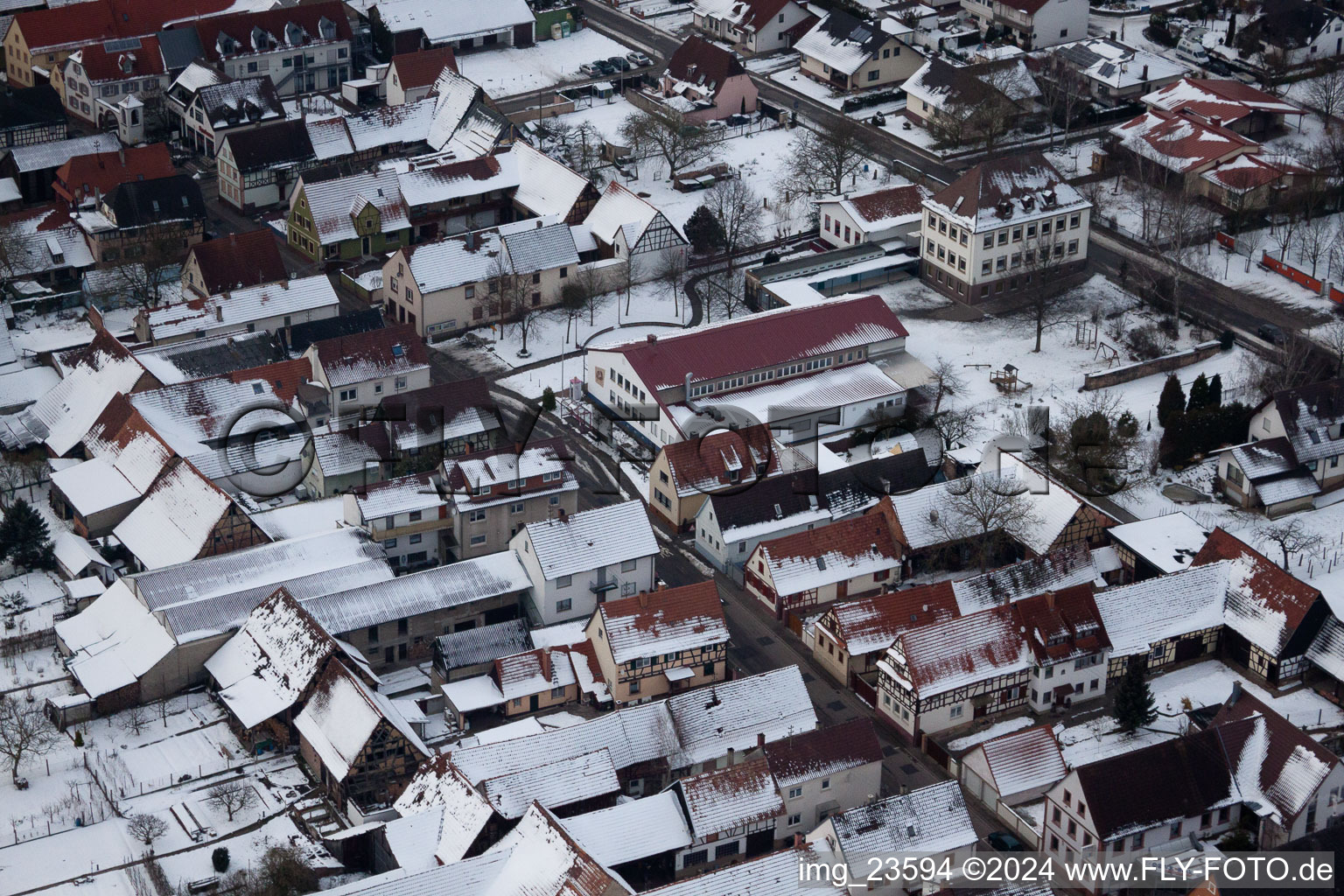 Vue d'oiseau de Freckenfeld dans le département Rhénanie-Palatinat, Allemagne