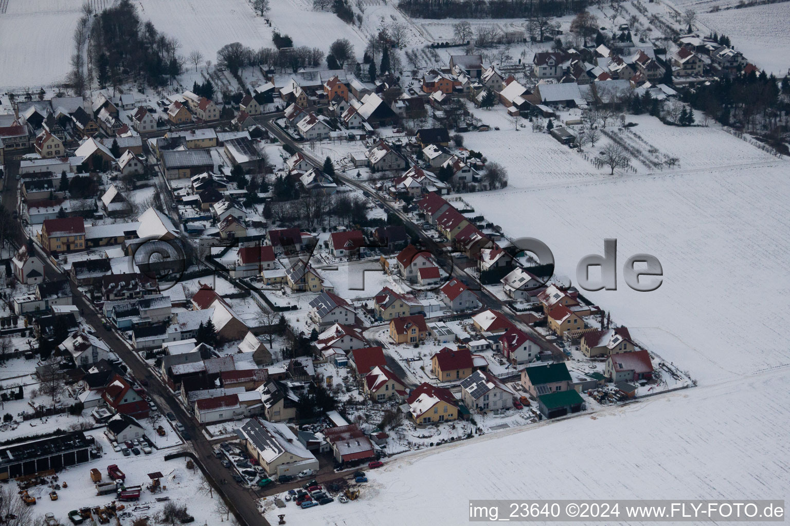 Vue aérienne de Dans la neige en hiver à le quartier Kleinsteinfeld in Niederotterbach dans le département Rhénanie-Palatinat, Allemagne