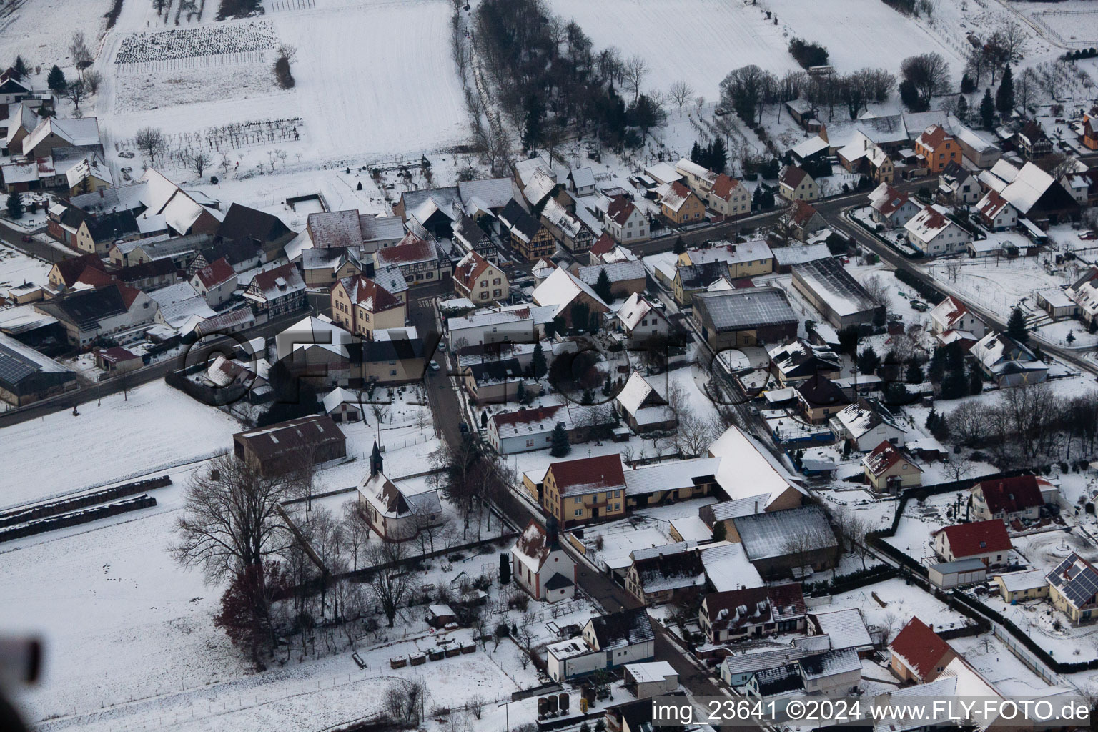 Vue aérienne de Dans la neige en hiver à le quartier Kleinsteinfeld in Niederotterbach dans le département Rhénanie-Palatinat, Allemagne