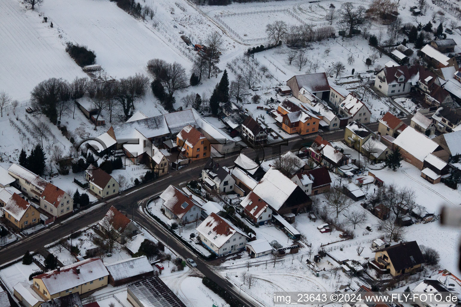 Photographie aérienne de Dans la neige en hiver à le quartier Kleinsteinfeld in Niederotterbach dans le département Rhénanie-Palatinat, Allemagne