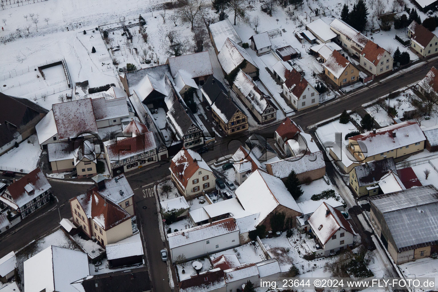 Vue oblique de Dans la neige en hiver à le quartier Kleinsteinfeld in Niederotterbach dans le département Rhénanie-Palatinat, Allemagne