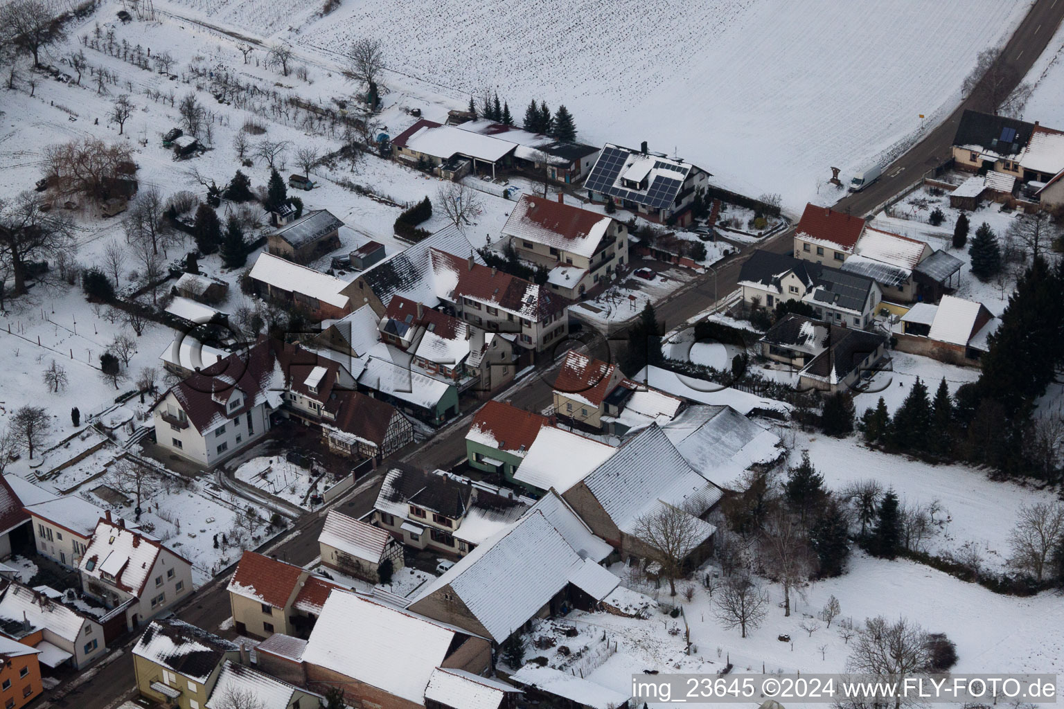 Dans la neige en hiver à le quartier Kleinsteinfeld in Niederotterbach dans le département Rhénanie-Palatinat, Allemagne d'en haut