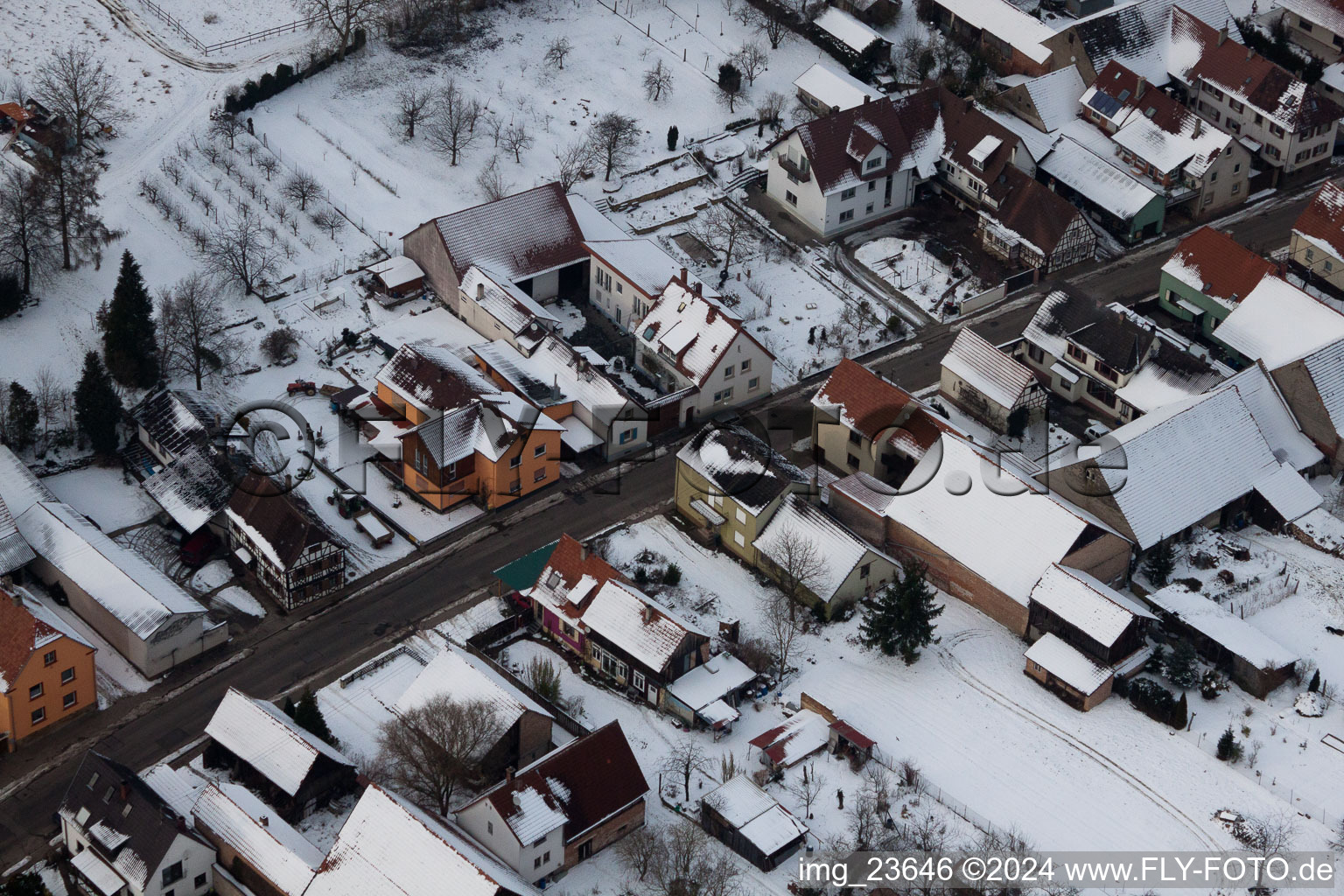 Dans la neige en hiver à le quartier Kleinsteinfeld in Niederotterbach dans le département Rhénanie-Palatinat, Allemagne hors des airs