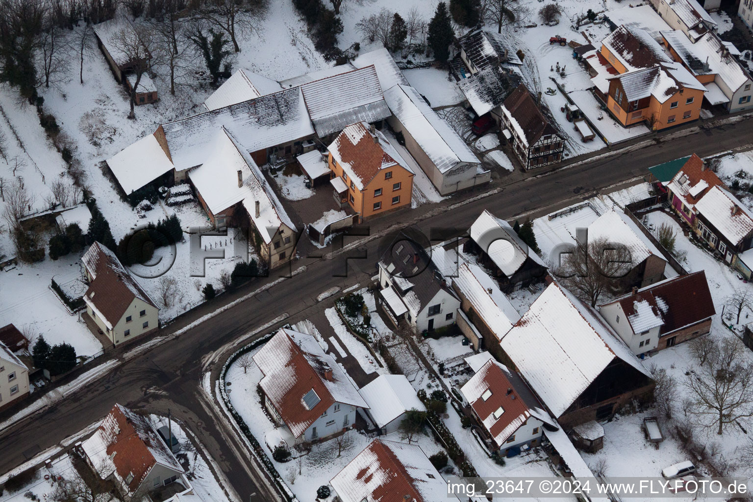 Dans la neige en hiver à le quartier Kleinsteinfeld in Niederotterbach dans le département Rhénanie-Palatinat, Allemagne vue d'en haut