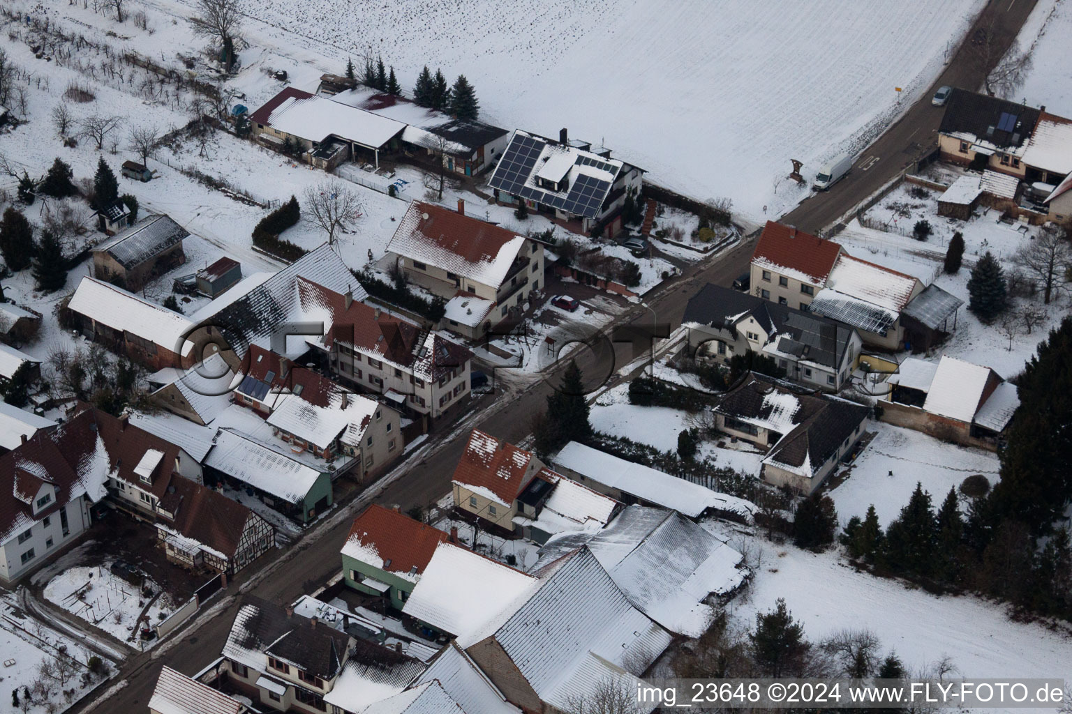 Dans la neige en hiver à le quartier Kleinsteinfeld in Niederotterbach dans le département Rhénanie-Palatinat, Allemagne depuis l'avion