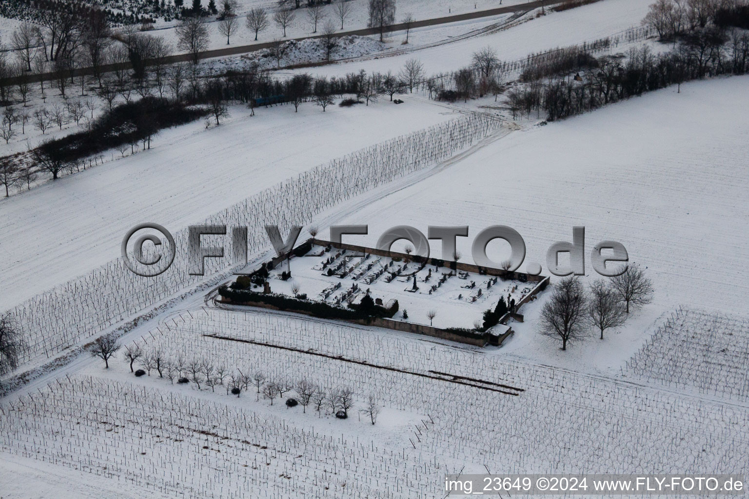 Vue aérienne de Cimetière sous la neige à le quartier Kleinsteinfeld in Niederotterbach dans le département Rhénanie-Palatinat, Allemagne