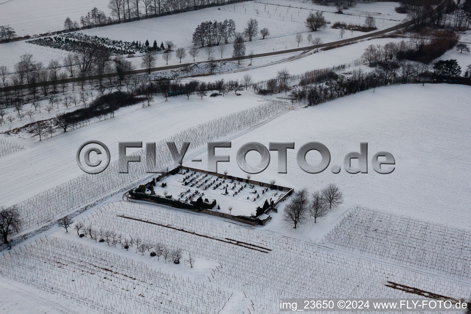 Vue aérienne de Cimetière sous la neige à le quartier Kleinsteinfeld in Niederotterbach dans le département Rhénanie-Palatinat, Allemagne