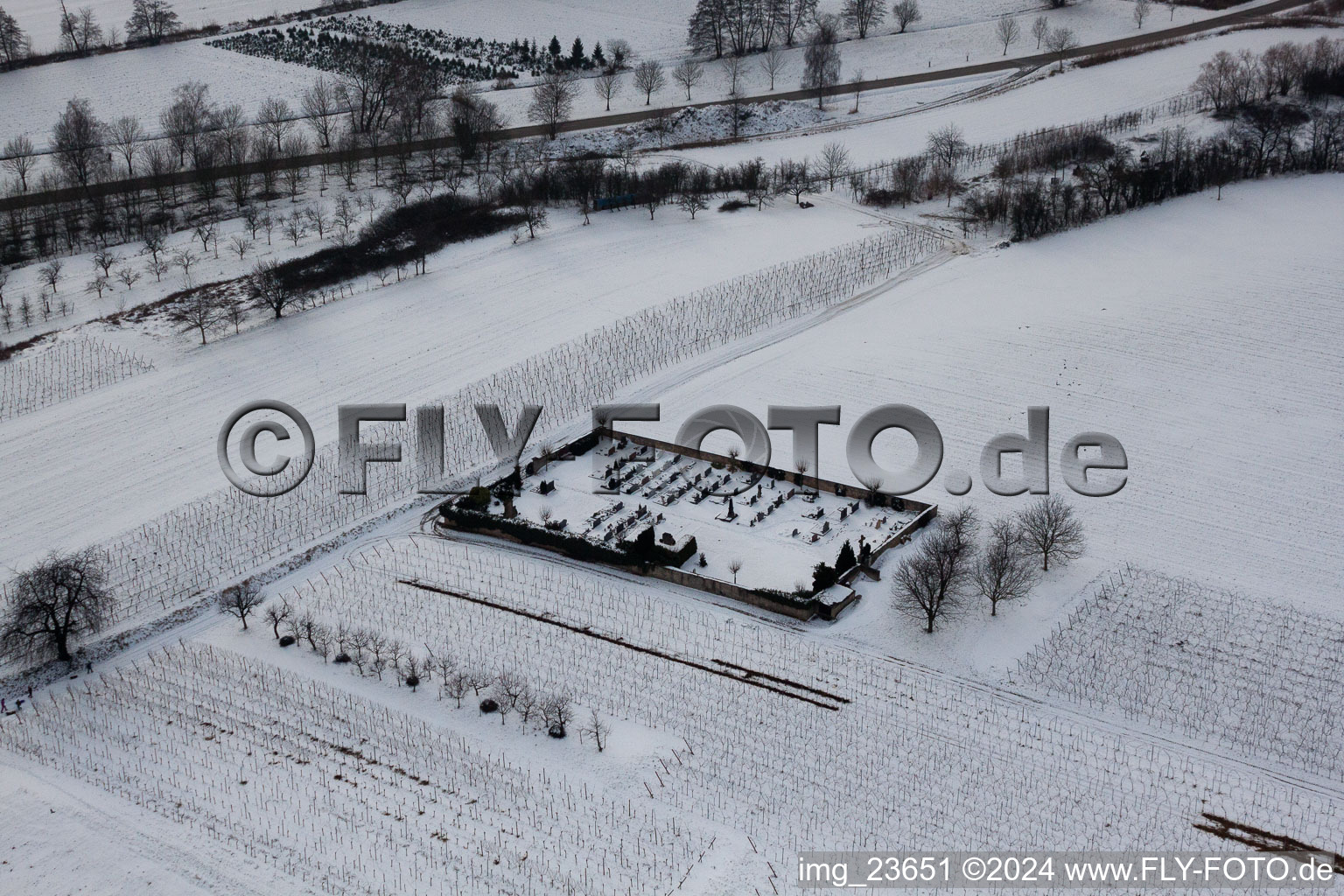 Photographie aérienne de Cimetière sous la neige à le quartier Kleinsteinfeld in Niederotterbach dans le département Rhénanie-Palatinat, Allemagne