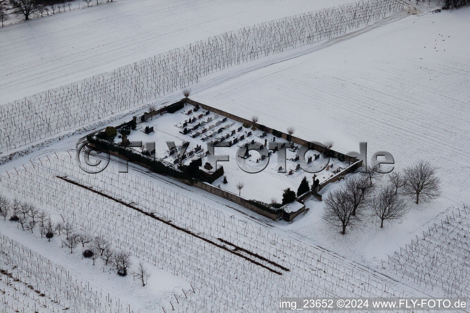 Vue oblique de Cimetière sous la neige à le quartier Kleinsteinfeld in Niederotterbach dans le département Rhénanie-Palatinat, Allemagne