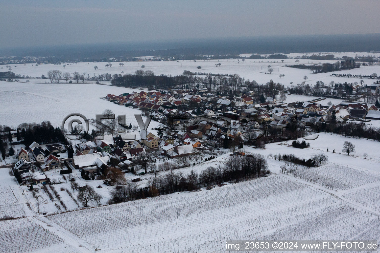 Vue d'oiseau de Dans la neige en hiver à le quartier Kleinsteinfeld in Niederotterbach dans le département Rhénanie-Palatinat, Allemagne