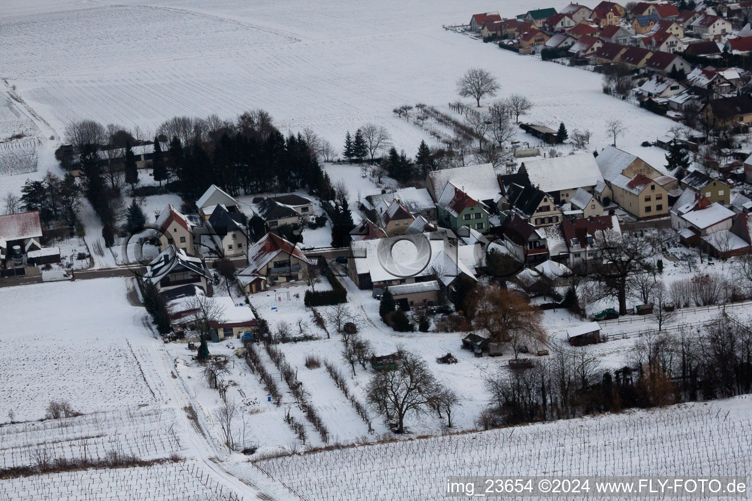 Dans la neige en hiver à le quartier Kleinsteinfeld in Niederotterbach dans le département Rhénanie-Palatinat, Allemagne vue du ciel