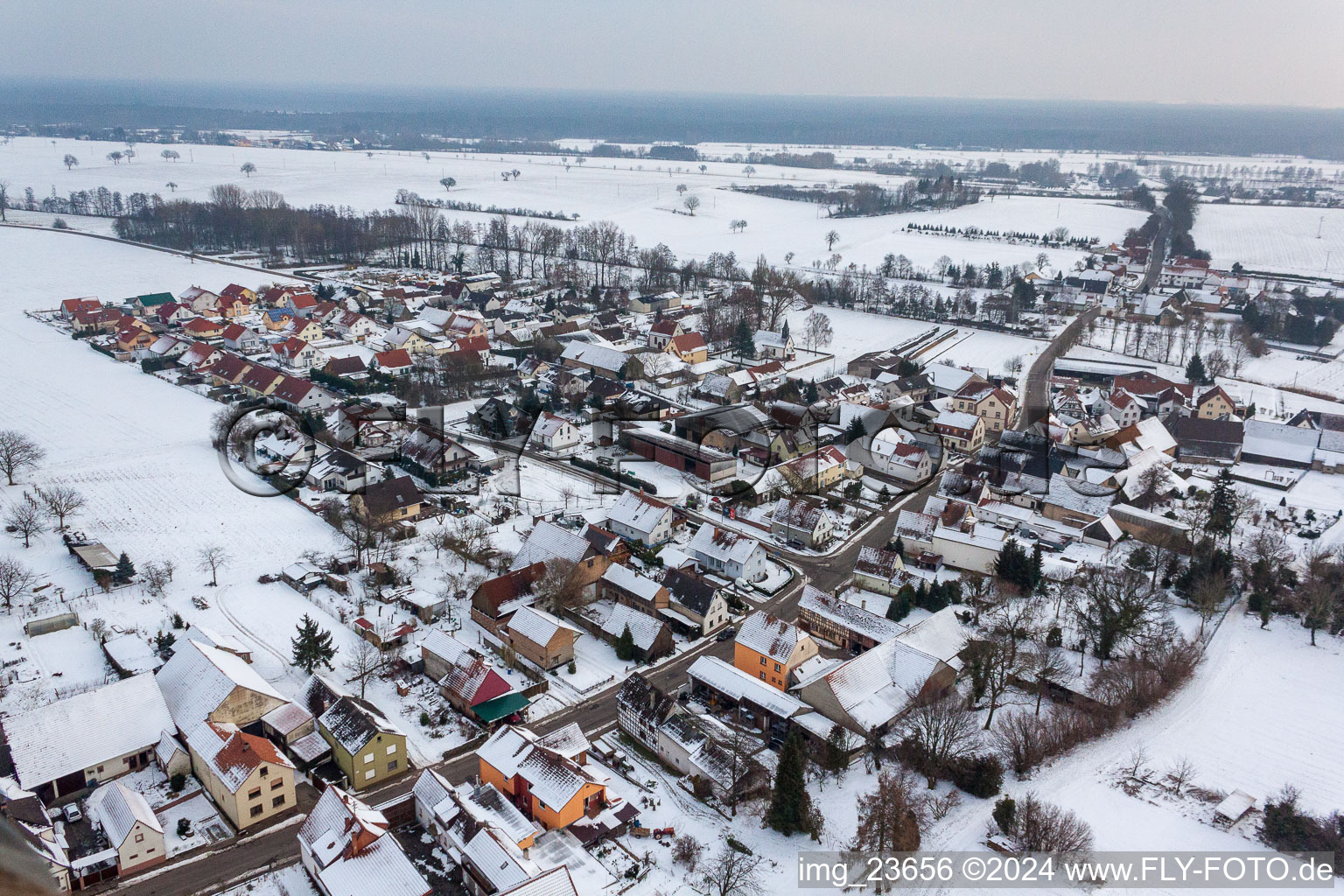 Vue aérienne de Champs agricoles et terres agricoles enneigés en hiver à le quartier Kleinsteinfeld in Niederotterbach dans le département Rhénanie-Palatinat, Allemagne