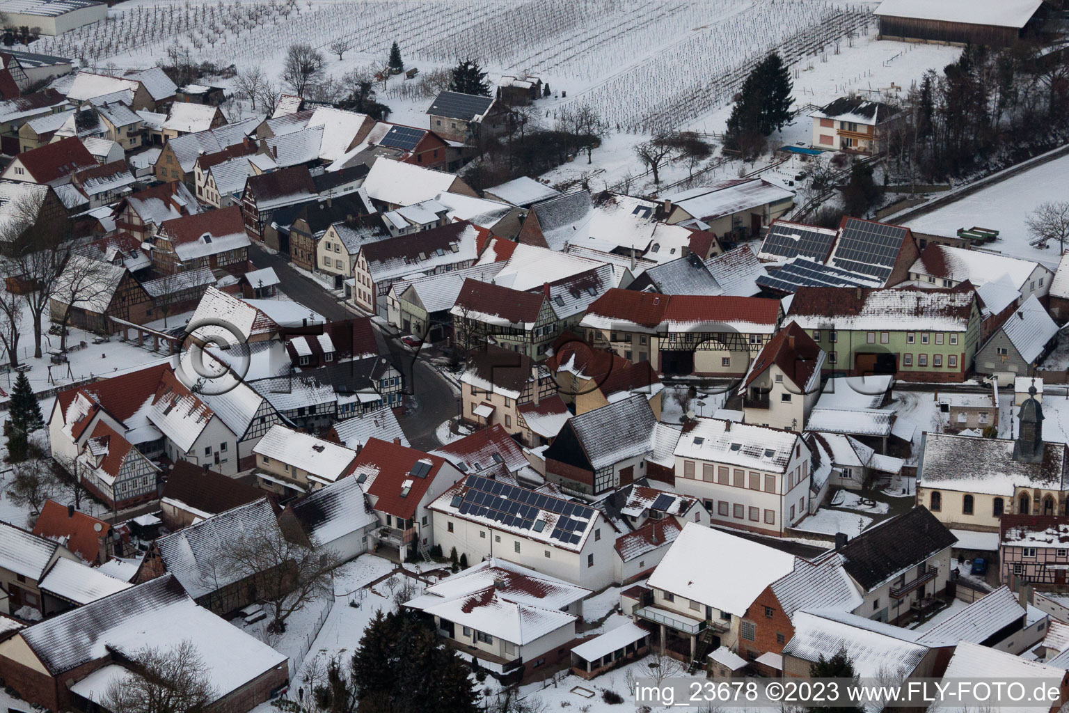 Dierbach dans le département Rhénanie-Palatinat, Allemagne vu d'un drone