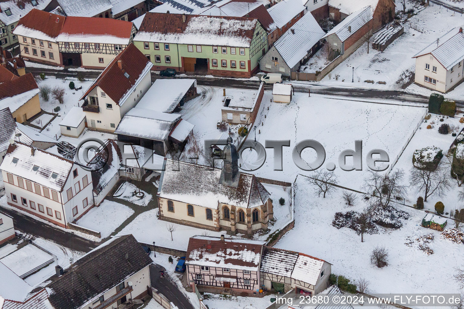 Vue aérienne de Bâtiments d'église enneigés en hiver au centre du village à Dierbach dans le département Rhénanie-Palatinat, Allemagne