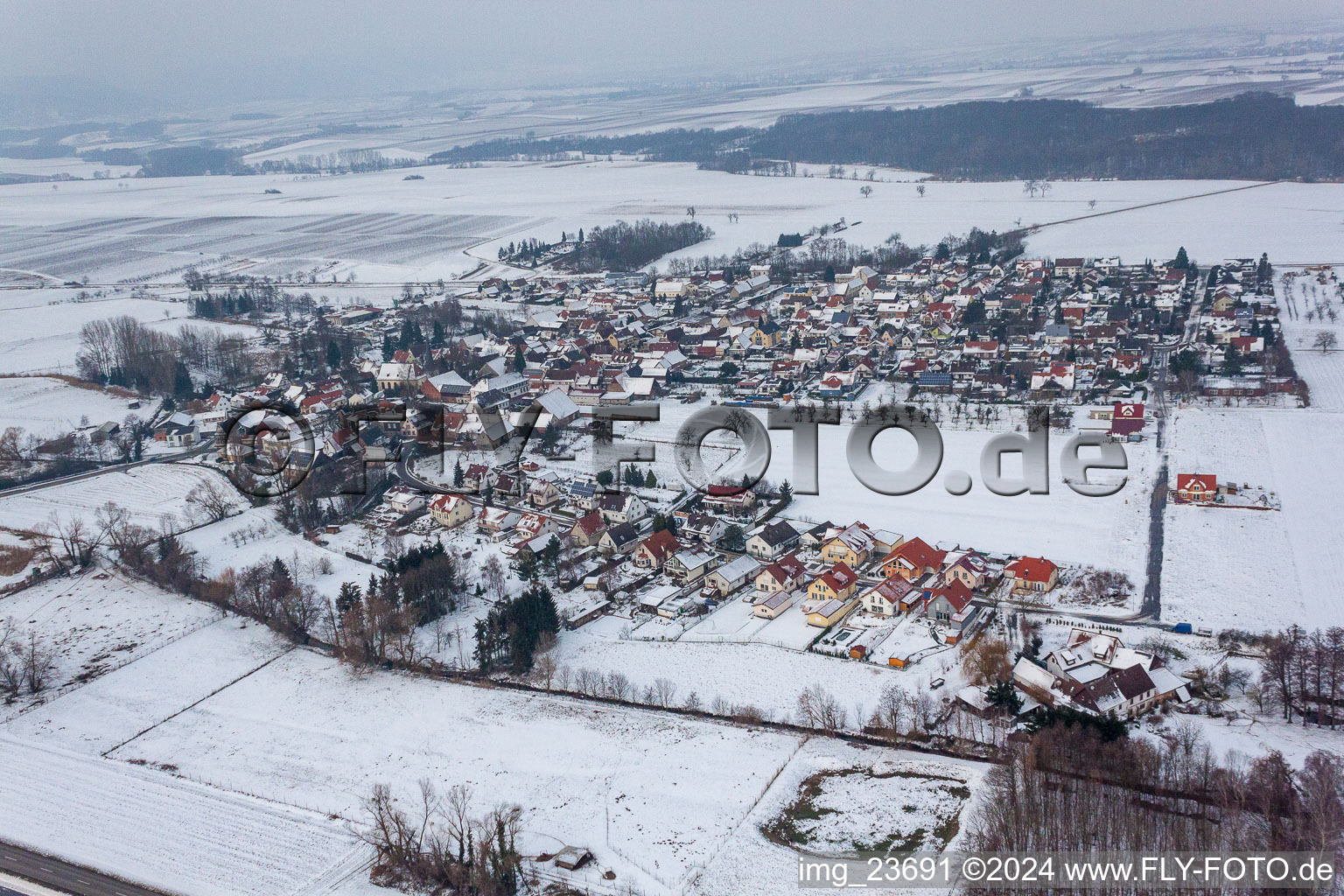 Vue aérienne de Village enneigé d'hiver - vue à Barbelroth dans le département Rhénanie-Palatinat, Allemagne